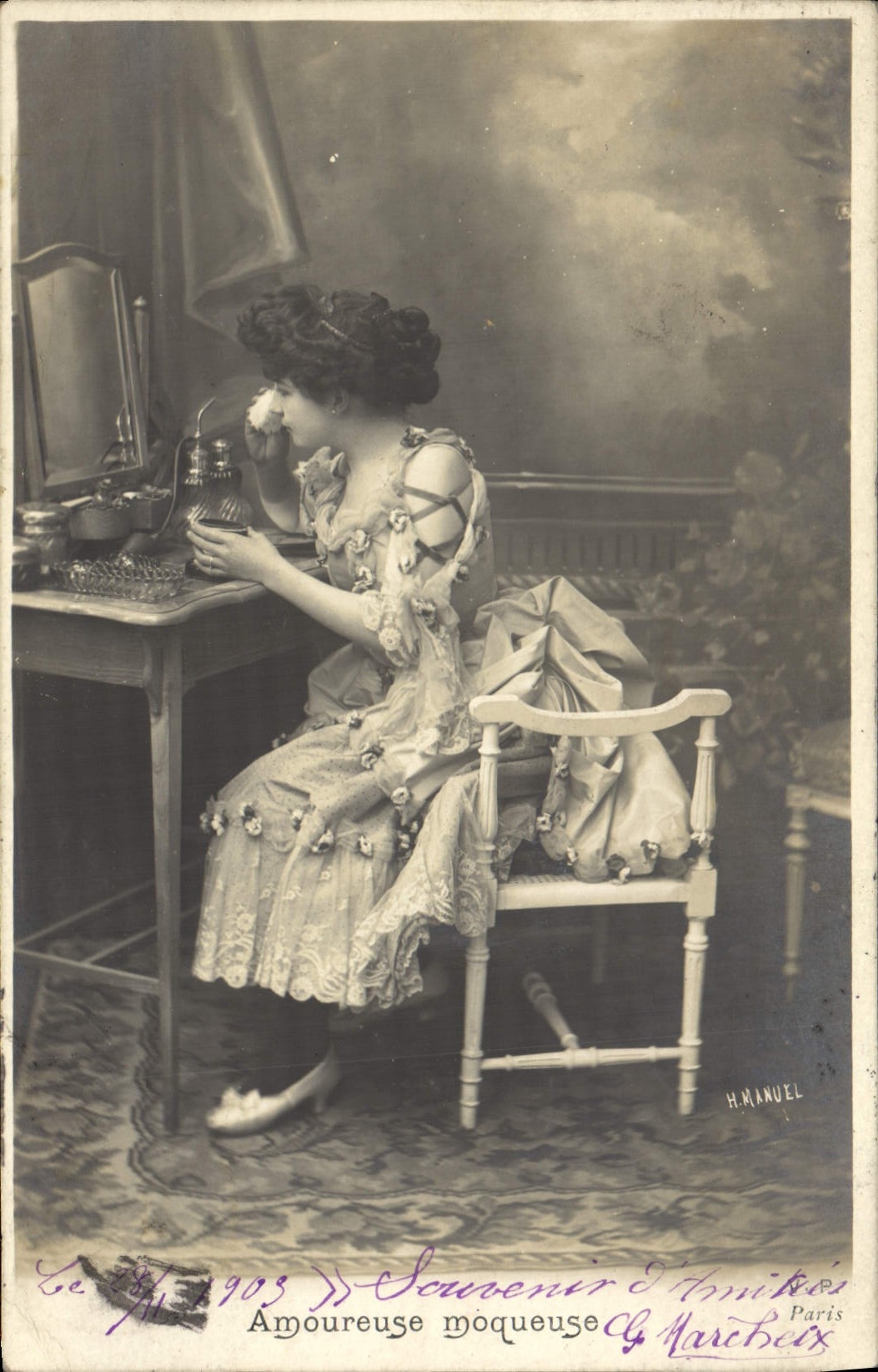 Jeune femme à la table de toilette — Amoureuse mômeuse — H. Ramuel, Paris