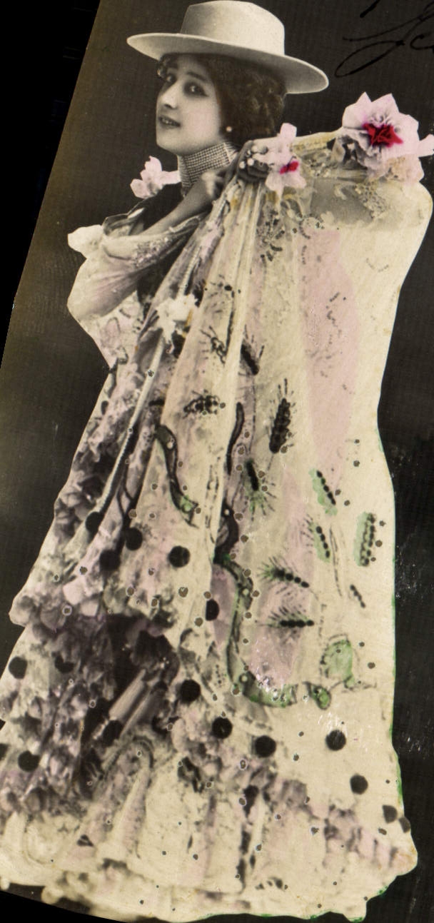 Femme en robe ornée de fleurs et de motifs — éditeur inconnu, n° de série non visible