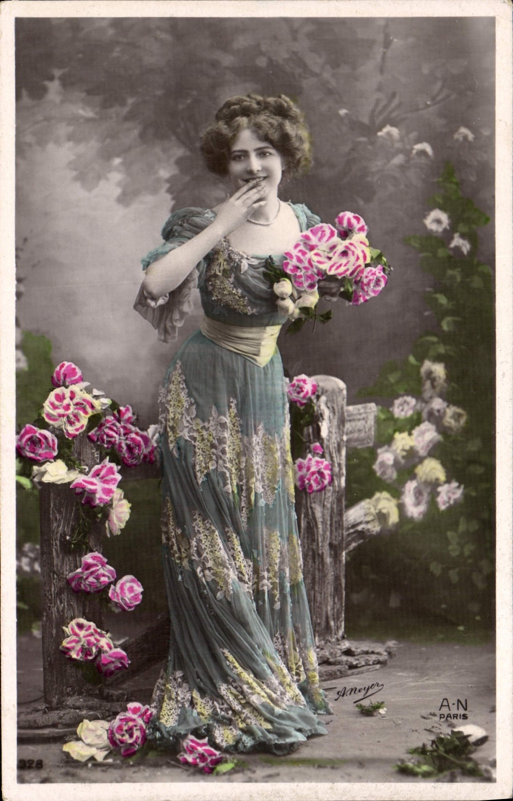 Femme en robe de soirée — roses — Skneypar, Paris, n° 328