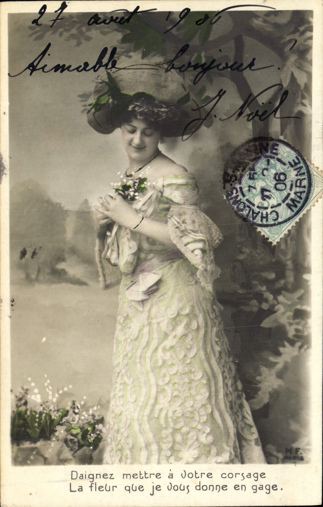 Femme en robe de style Art Nouveau — avec texte imprimé et signature — M.F. Paris