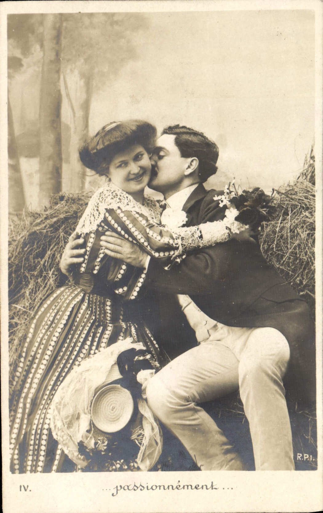 Couple enlacé — scène amoureuse — R.P.I. n° IV