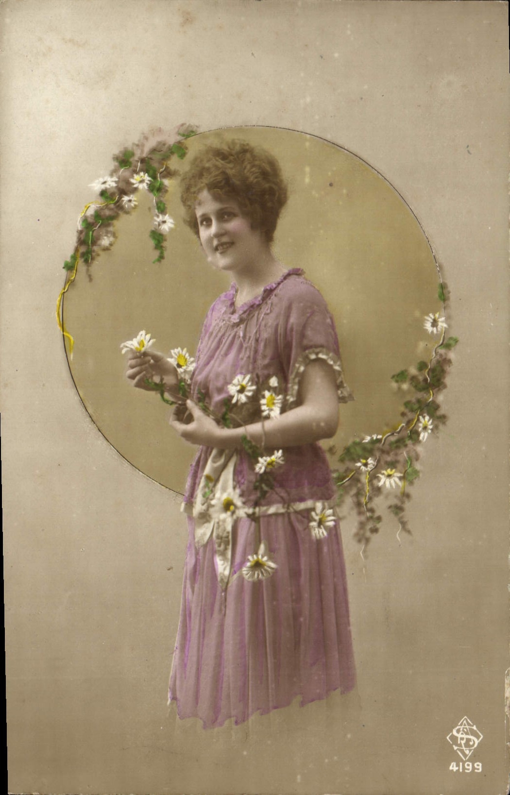 Jeune femme en robe violette — décor de marguerites — éditeur S. & R. n° 4199