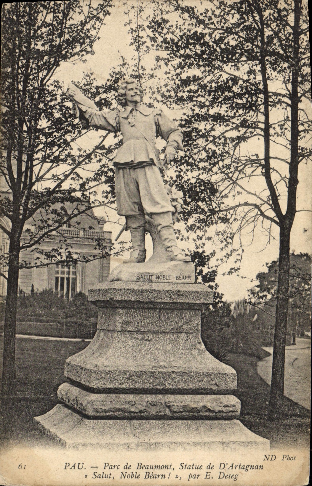 PAU — Parc de Beaumont, Statue de D'Artagnan « Salut, Noble Béarn ! », par E. Deseg