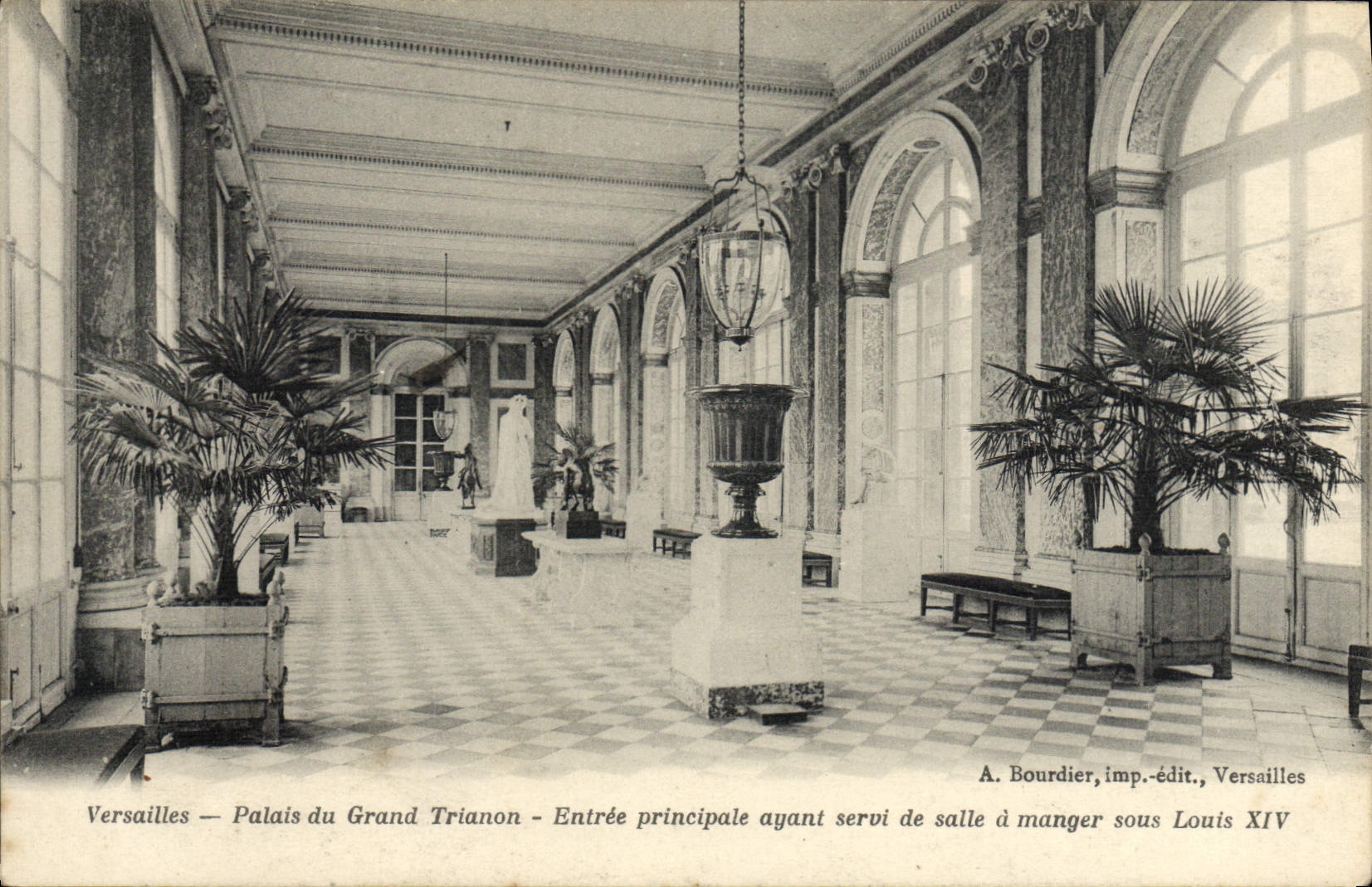 CPA Chateau De Versailles Palais du Grand Trianon Entree principale ayant servi de salle a manger sous Louis XIV