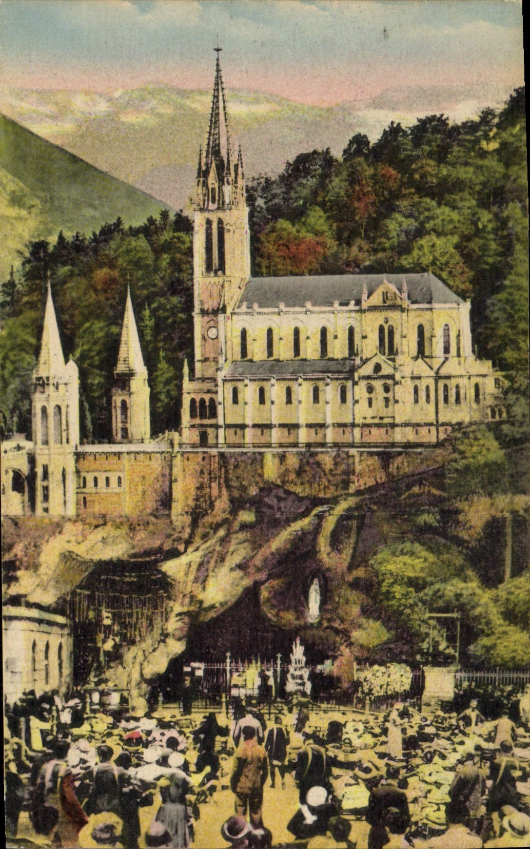 CPA Lourdes La basilique et La Grotte