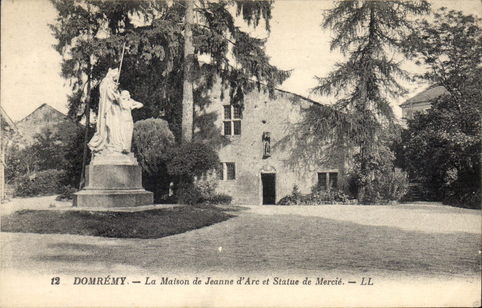 Domrémy — Das Haus von Jeanne d'Arc und Statue von Mercié — LL
