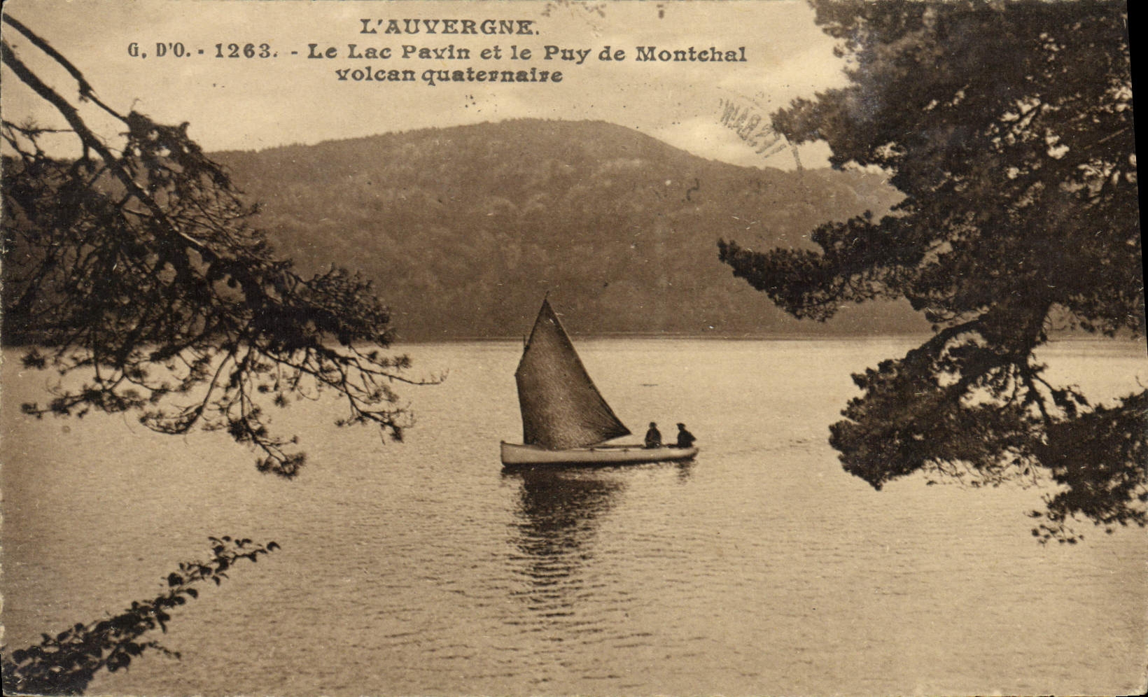 L'Auvergne. - Le Lac Pavin et le Puy de Montchal, volcan quaternaire - G. D'O. - 1263