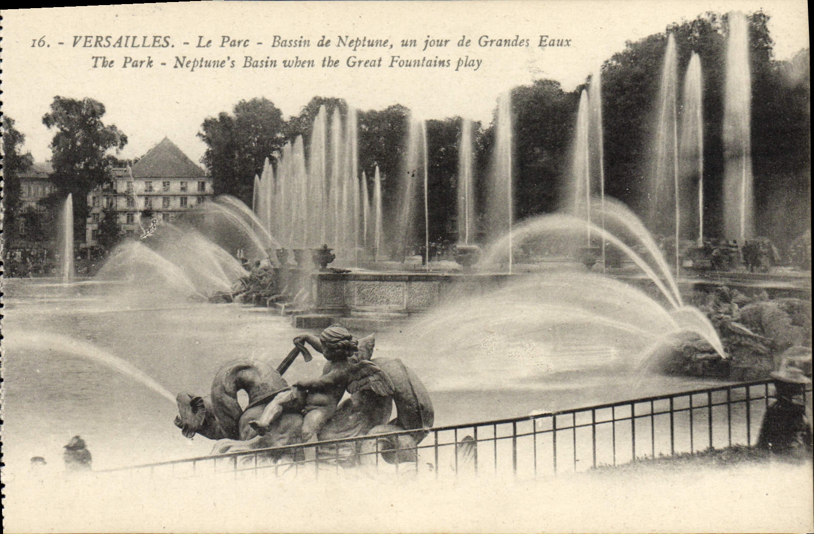 Versailles - Le Parc - Bassin de Neptune, un jour de Grandes Eaux — M. Moreau Édit, Versailles, n°16