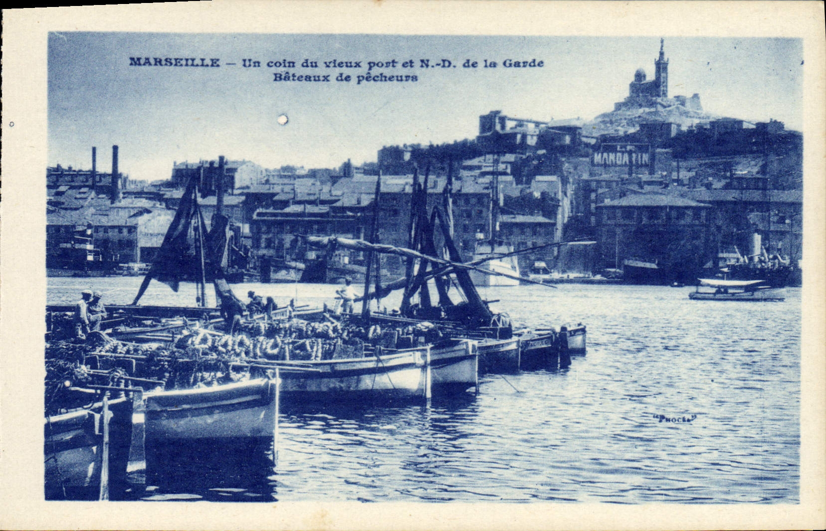 Marseille — Un coin du vieux port et N.-D. de la Garde — Bâteaux de pêcheurs