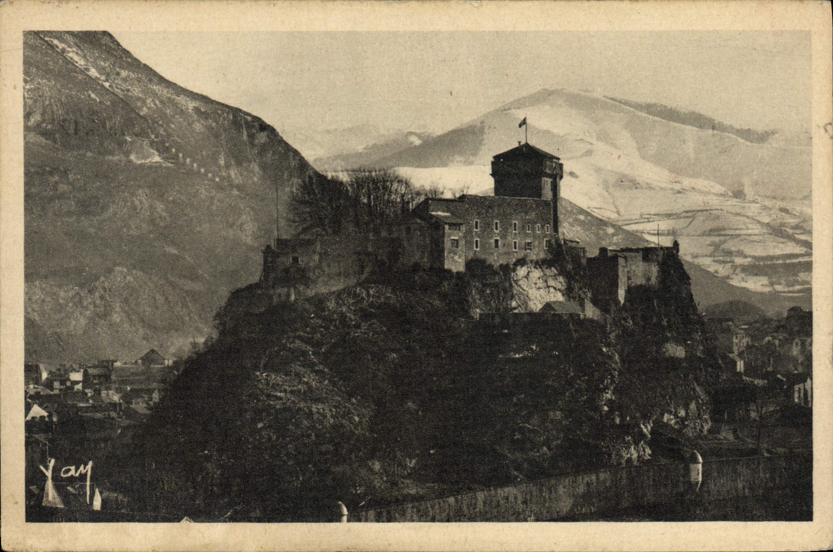 CPA Lourdes Chateau Fort et les montagnes