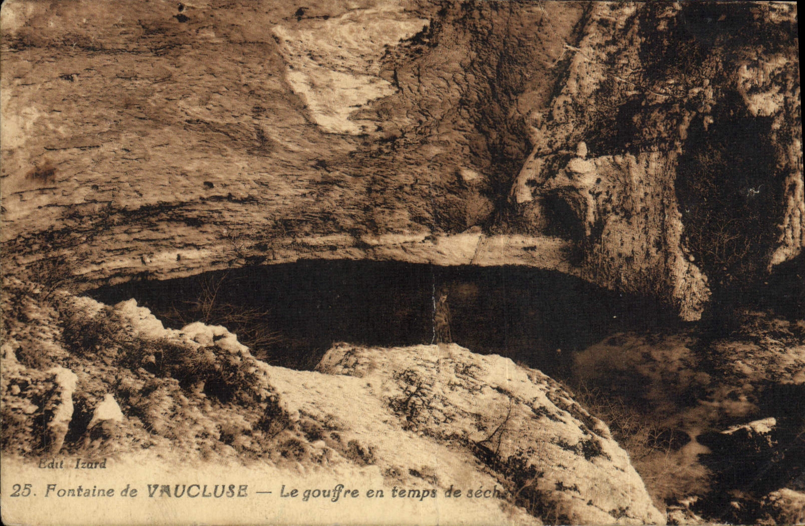 CPA Fontaine De Vaucluse Le Gouffre En Temps De Seche