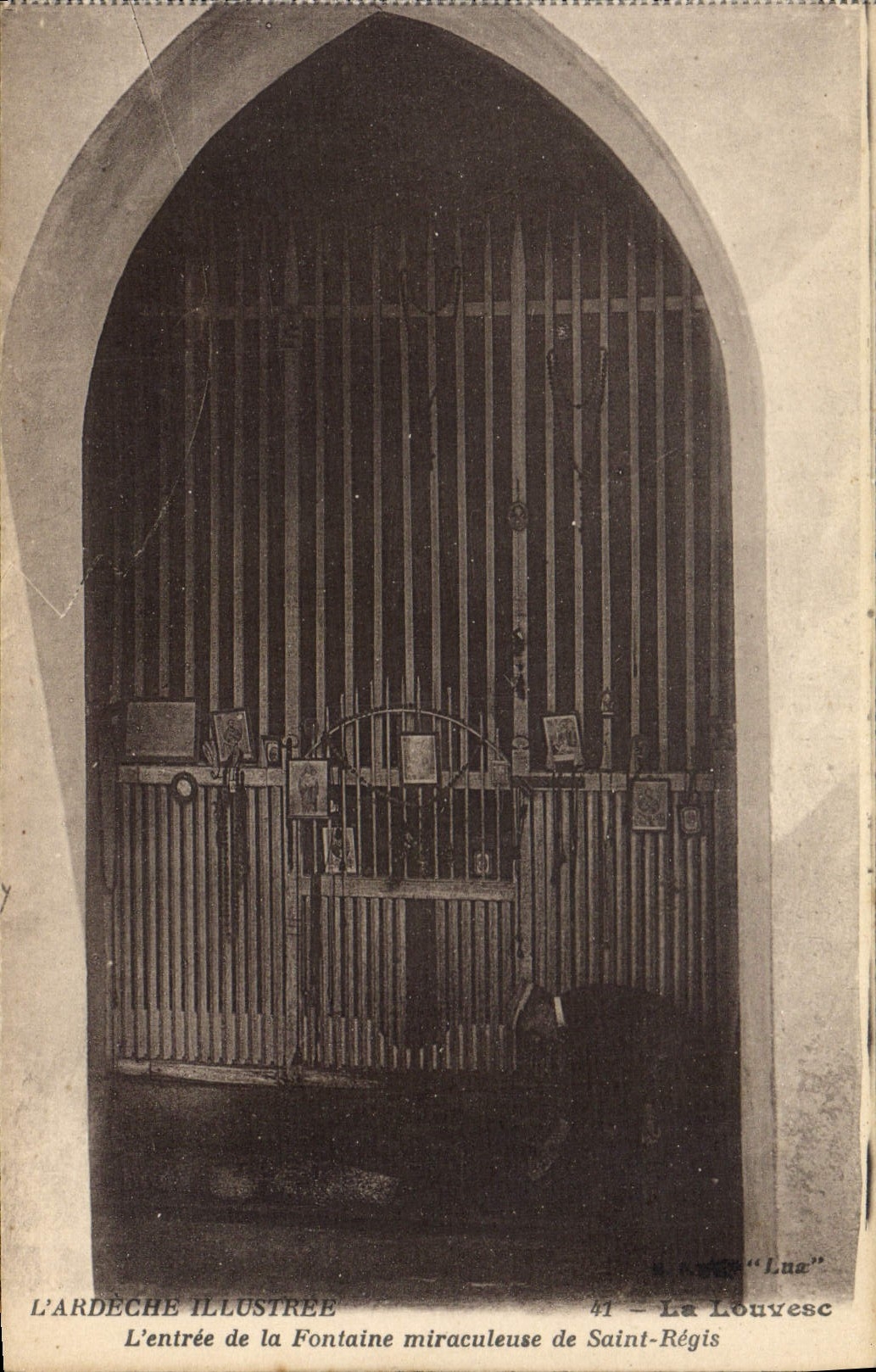 L'entrée de la Fontaine miraculeuse de Saint-Régis — La Louvesc — L'ARDÈCHE ILLUSTRÉE, n°41
