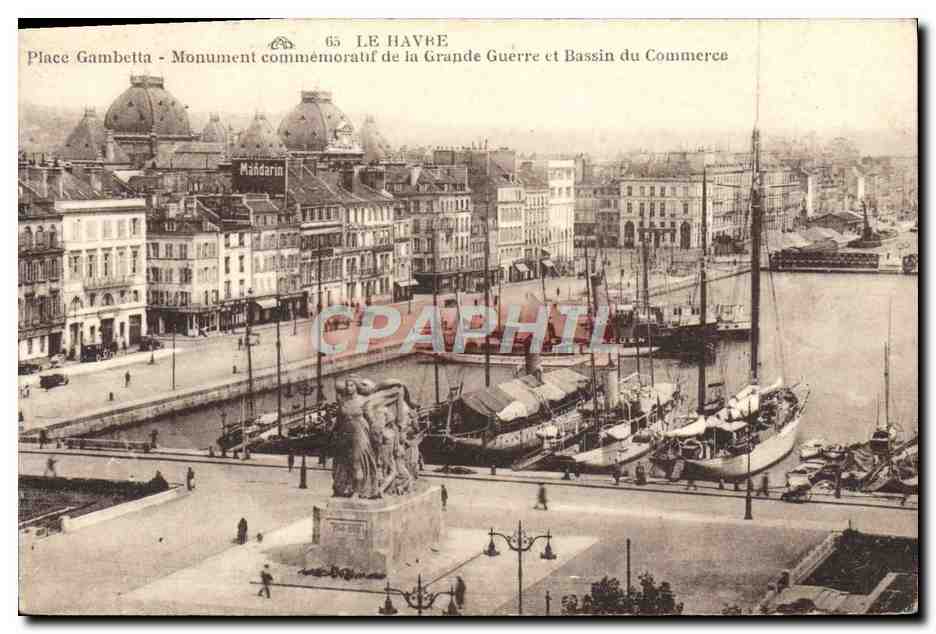 CPA Le Havre Place Cambetta Monument Commemoratif de la grande guerre et bassin du commerce Bateaux