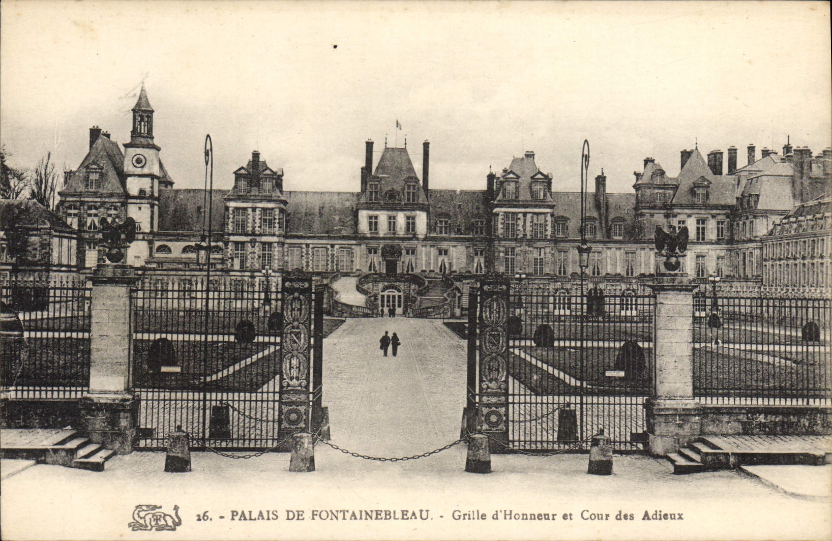 Palais de Fontainebleau — Grille d'Honneur et Cour des Adieux — n°26