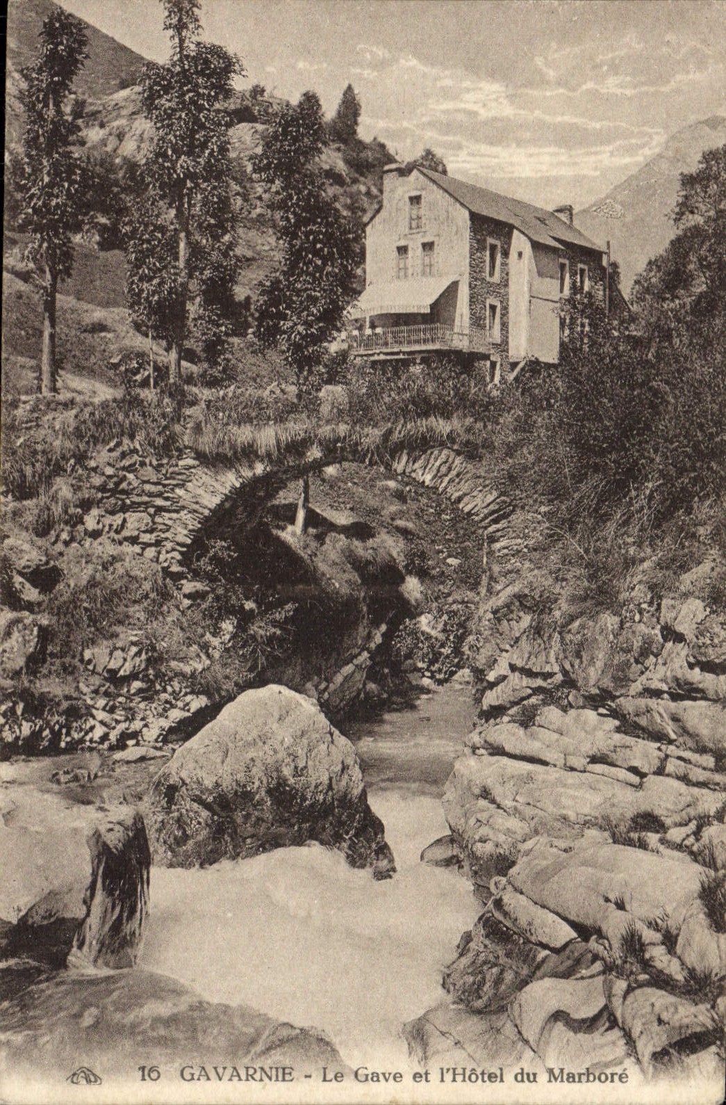 CPA Gavarnie Le Gave et L'Hotel du Marbore