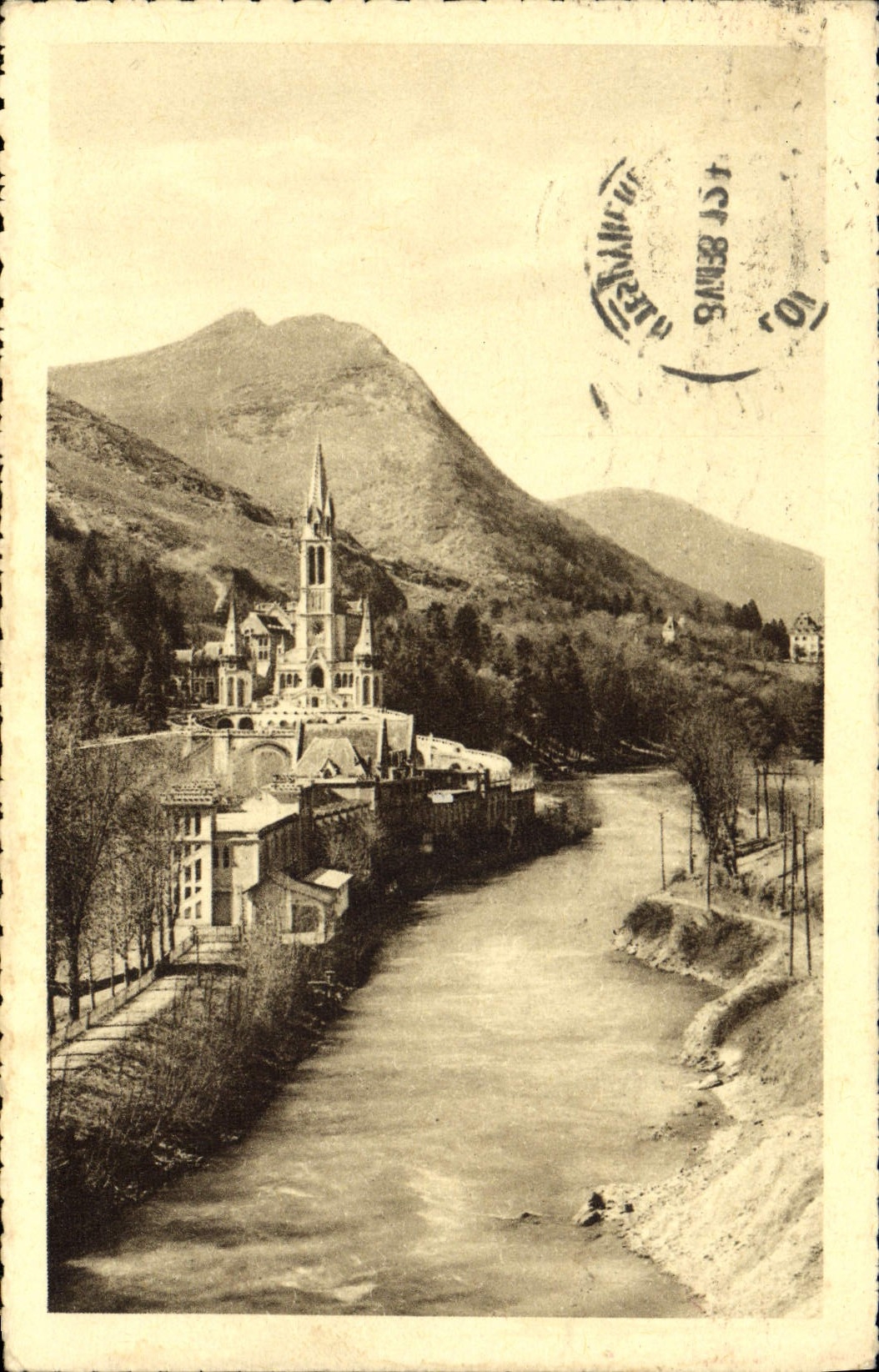 CPA Lourdes La Basilique et le Gave