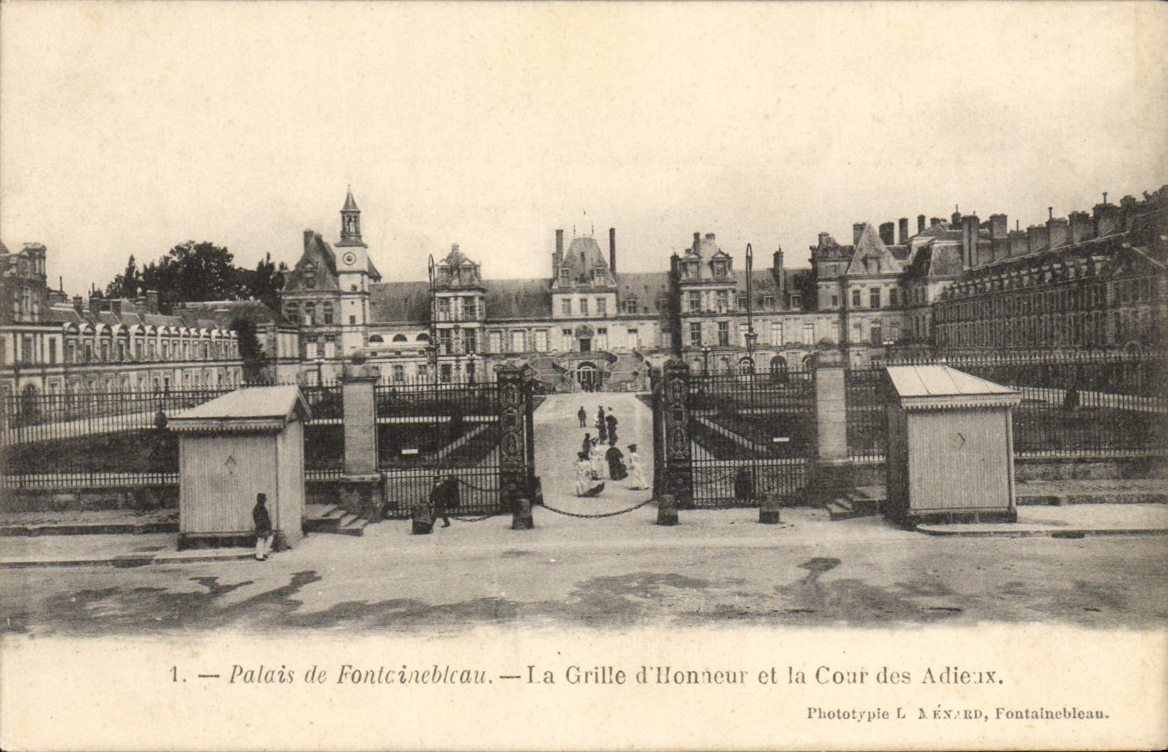 Palais de Fontainebleau — La Grille d'Honneur et la Cour des Adieux — Phototypie L. AÉNARD, Fontainebleau