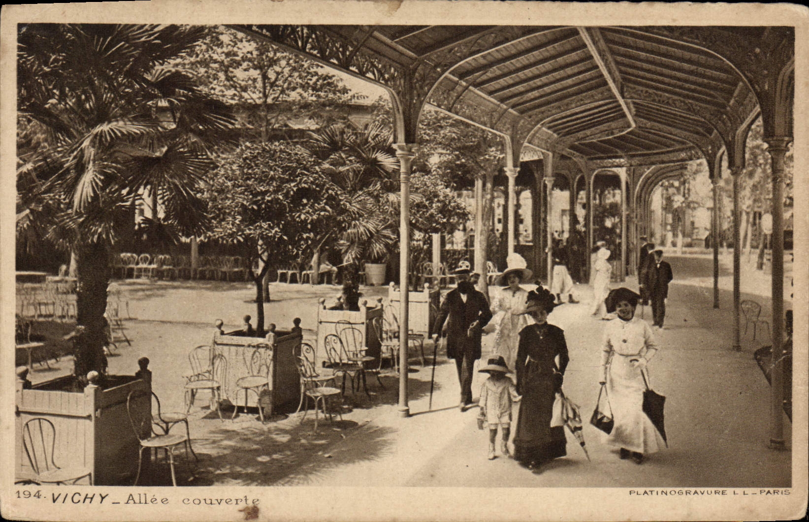 CPA Vichy Allee Couverte