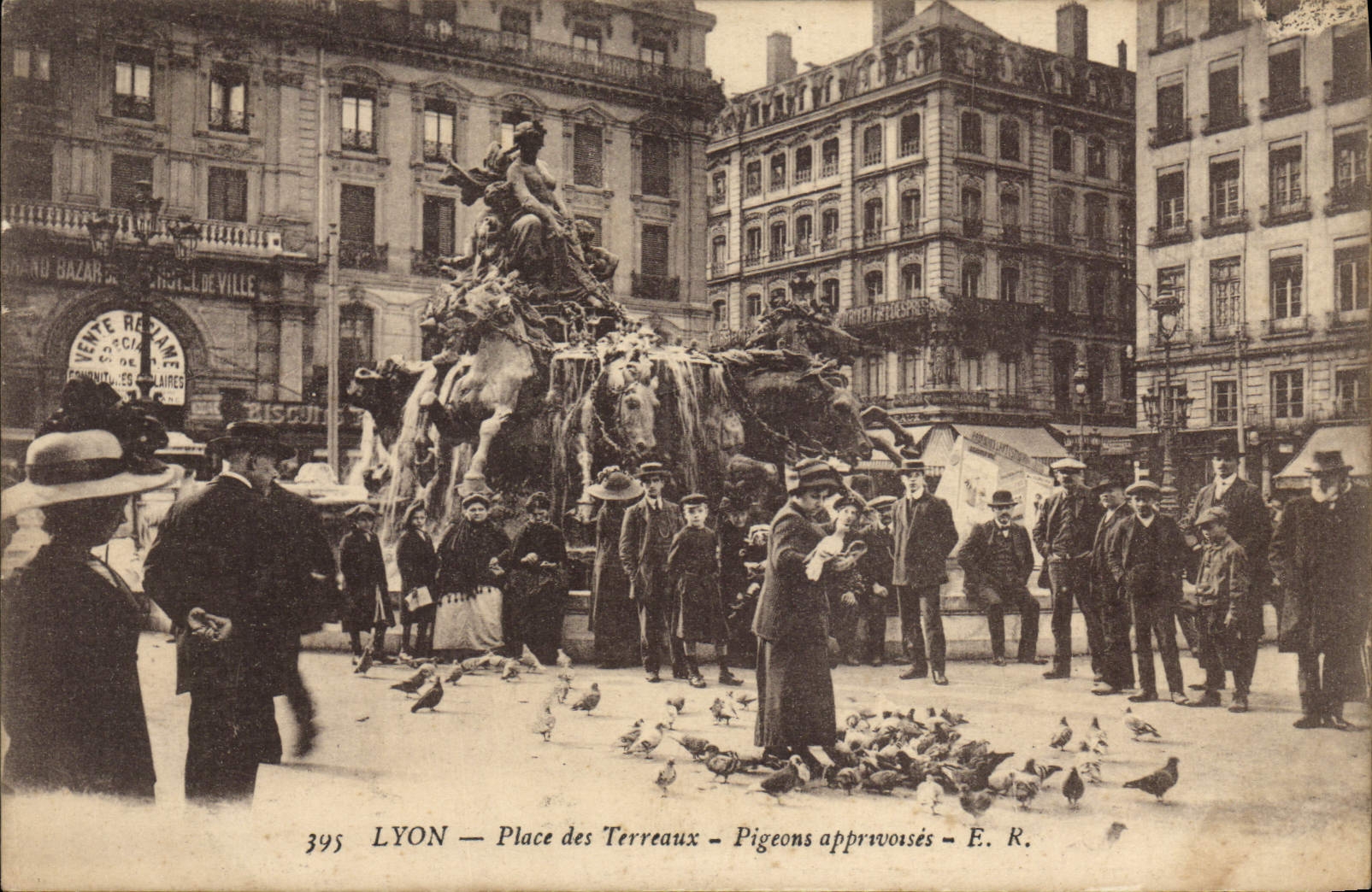 LYON — Place des Terreaux — Pigeons apprivoisés — E. R.
