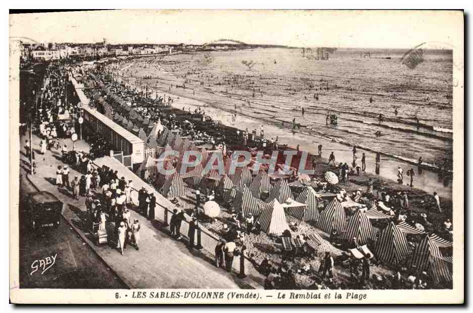 CPA Les Sables D'Olonne Le Remblai et la Plage