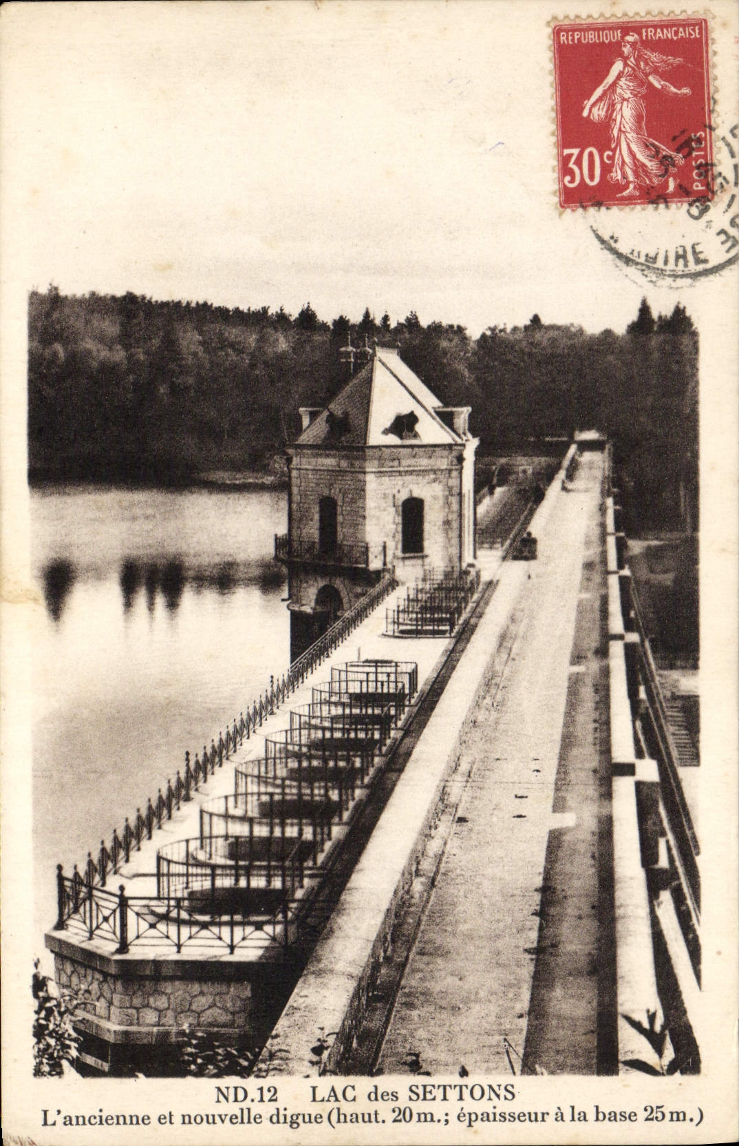 Lac des Settons — Ancienne et nouvelle digue (haut. 20 m ; épaisseur à la base 25 m) — ND.12 — Éditeur : Cie des Arts