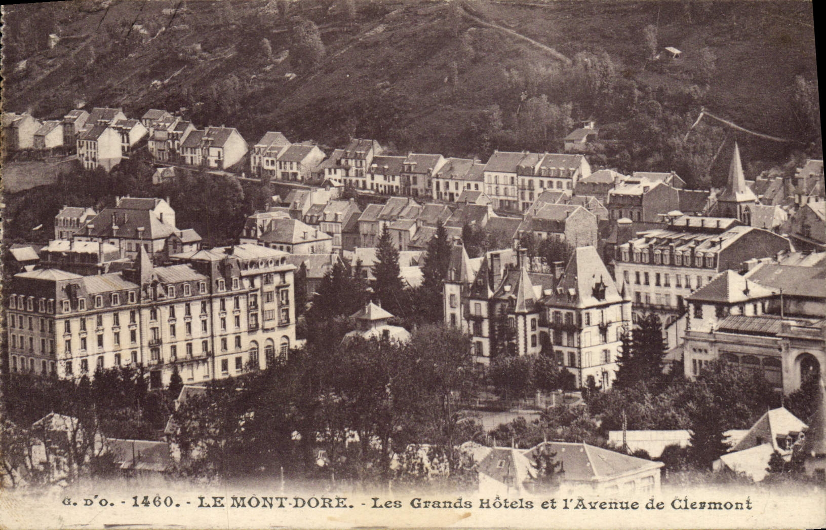 CPA Le Mont Dore Les Grands Hotels Et I'Avenue De Clermont