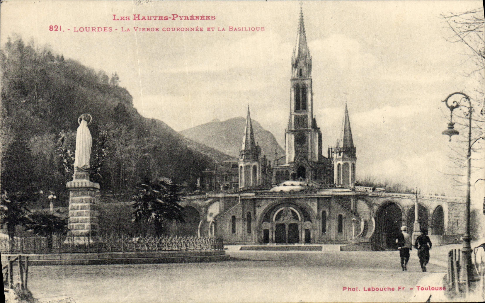 CPA Lourdes La Vierge Couronnee et la basilique