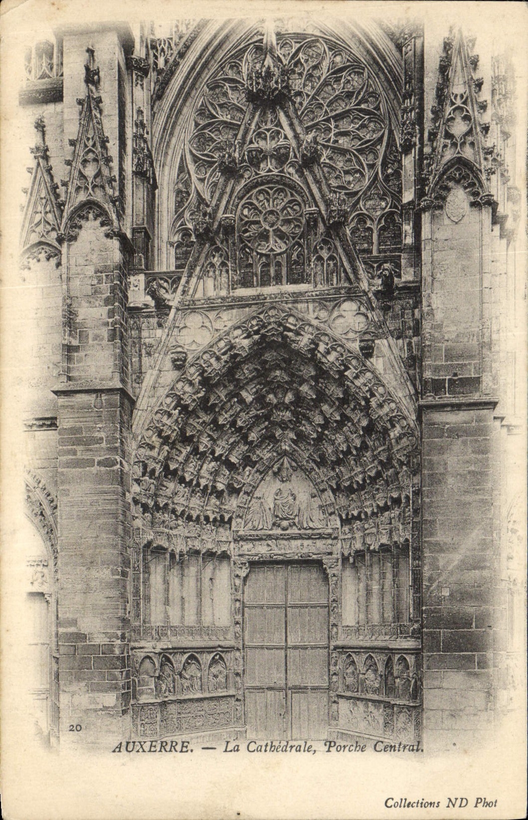 CPA Auxerre La Cathedrale Porche Central