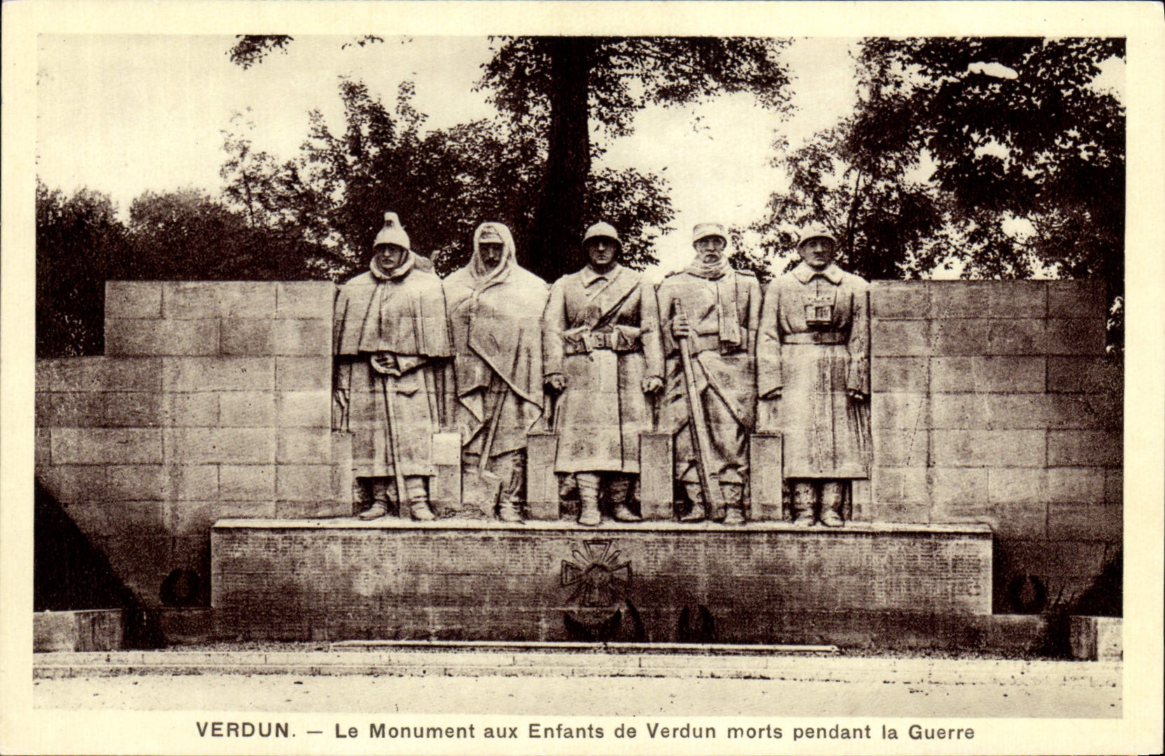 Verdun — Le Monument aux Enfants de Verdun morts pendant la Guerre — Claude Grange, Sculpteur, Forest, Architecte