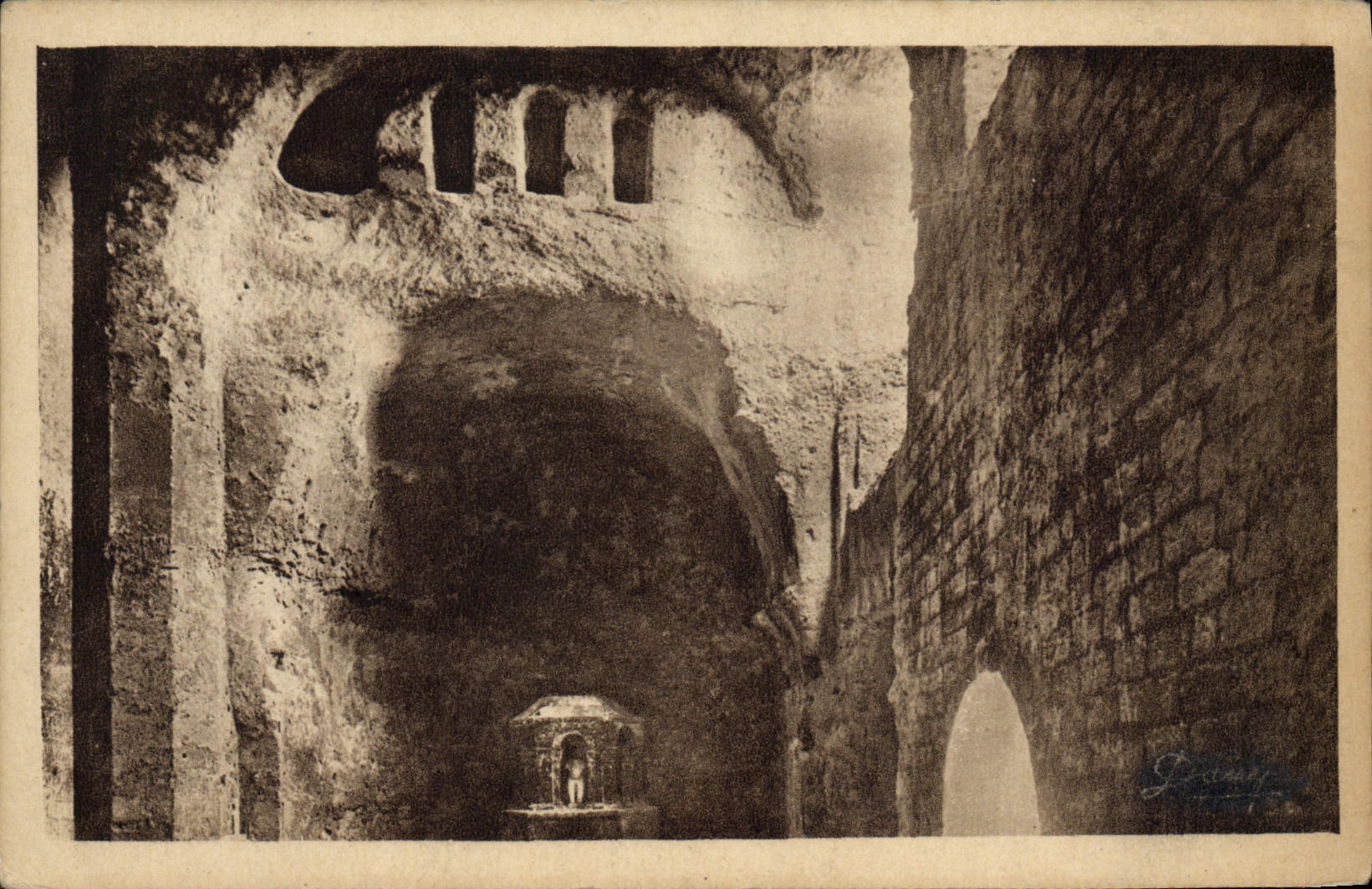 Intérieur de l'église monolithe de Saint-Jean d'Aubeterre-sur-Dronne — éditeur D. Duvairy