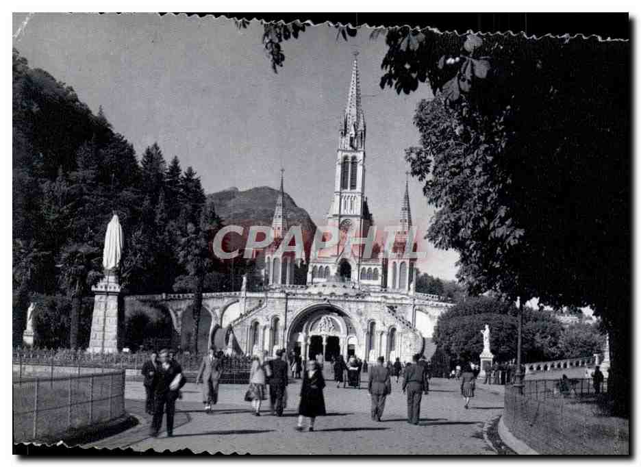CPA Lourdes La Basilique et le Parvis