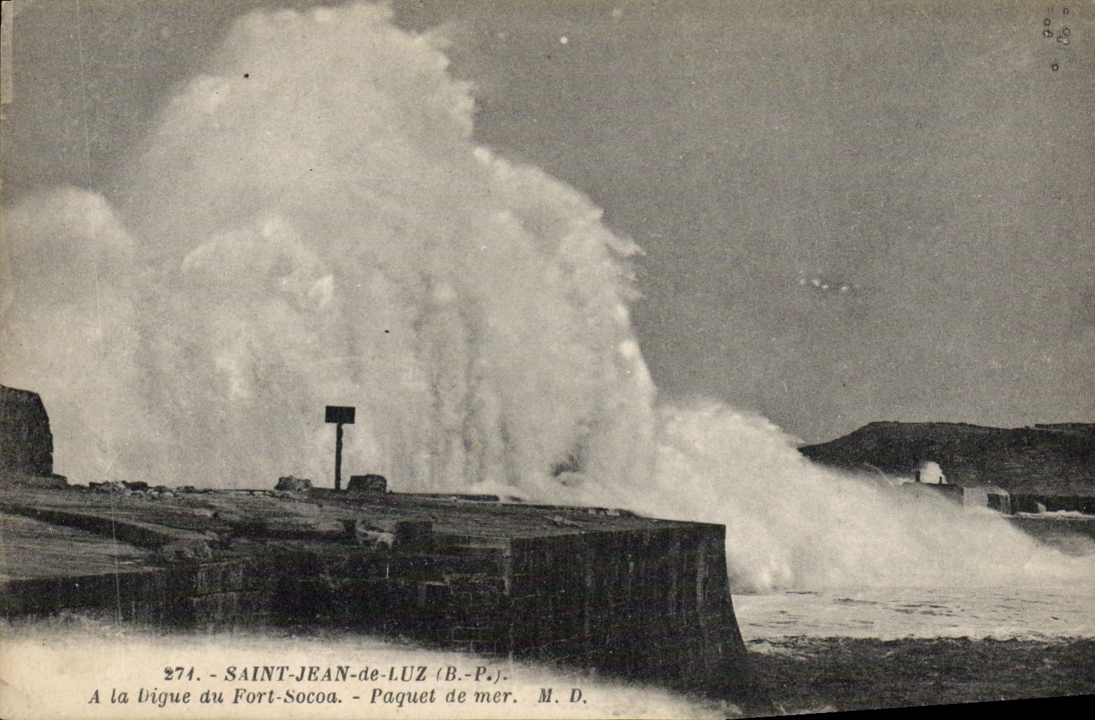 Saint-Jean-de-Luz (B.P.) — Vague déferlante à la digue du Fort-Socoa — Phototypie Marcel Delboy, Bordeaux, n°274