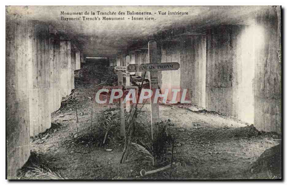 CPA Monument de la Tranchee des Baionnettes Vue interieure Militaria
