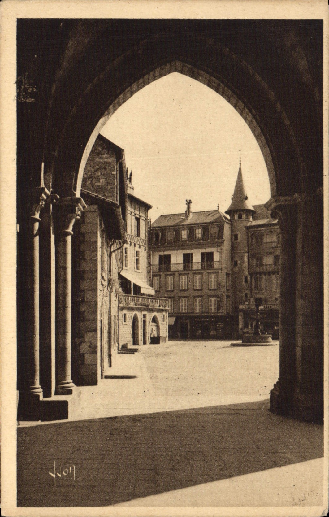 CPA Tulle Parvis De La Cathedrale et place Emile Zola
