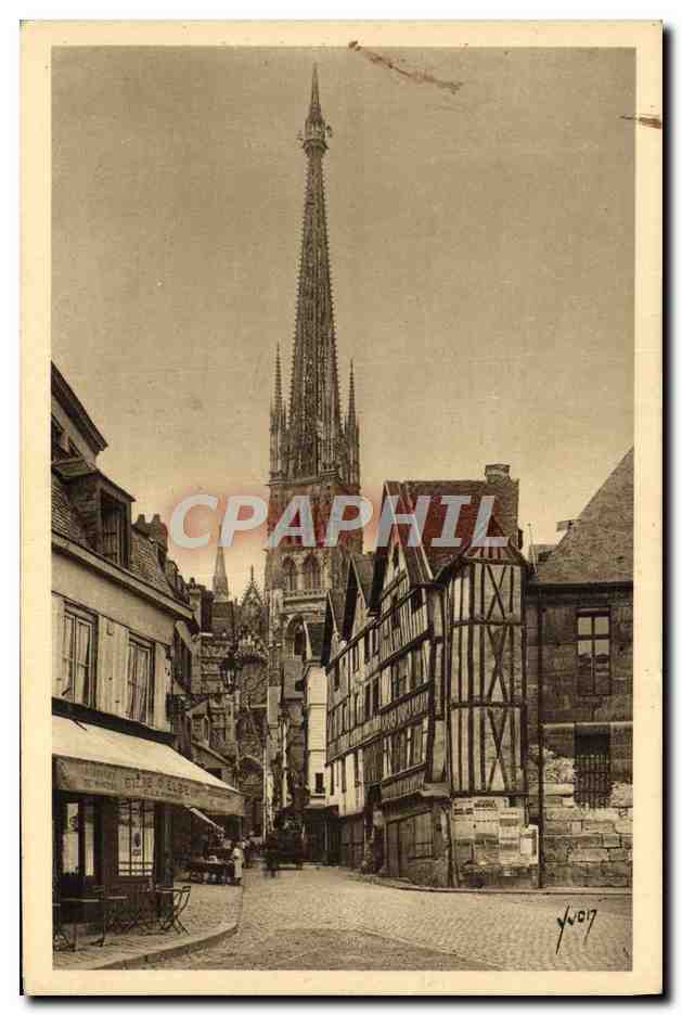 CPA Rouen Vieilles Maisons Et La Fleche De La Cathedrale