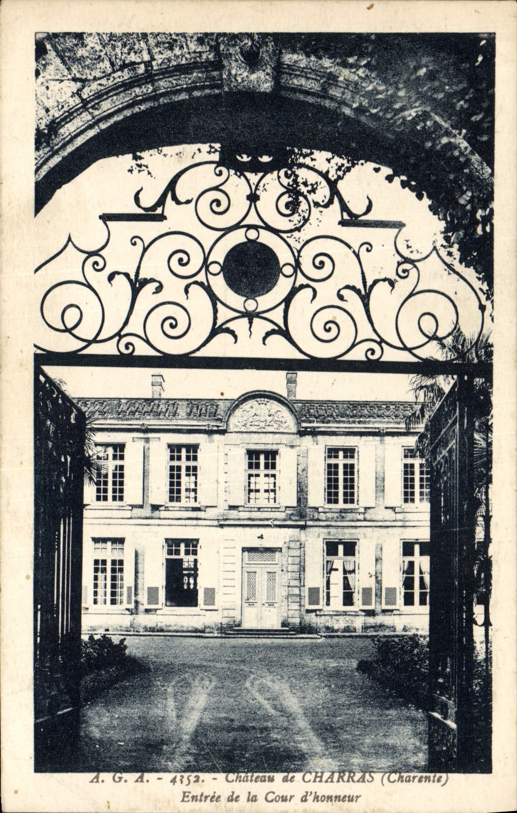 CPA Chateau De Charras Entree De La Cour D'Honneur