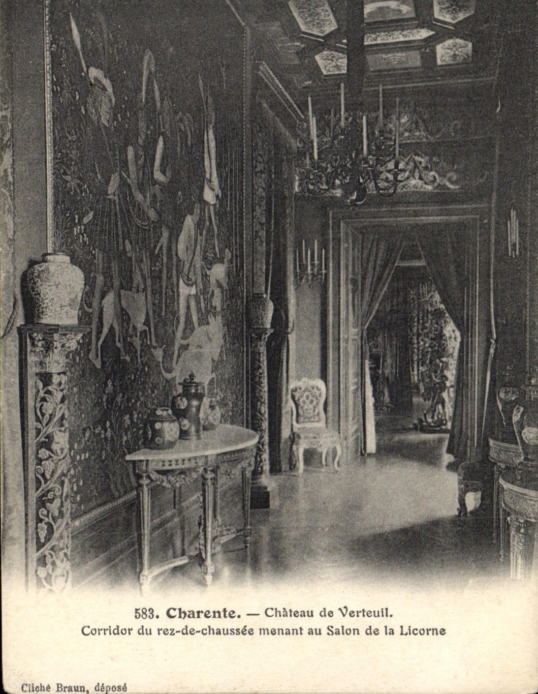 Château de Verteuil — Corridor du rez-de-chaussée menant au Salon de la Licorne — Cliché Braun, déposé