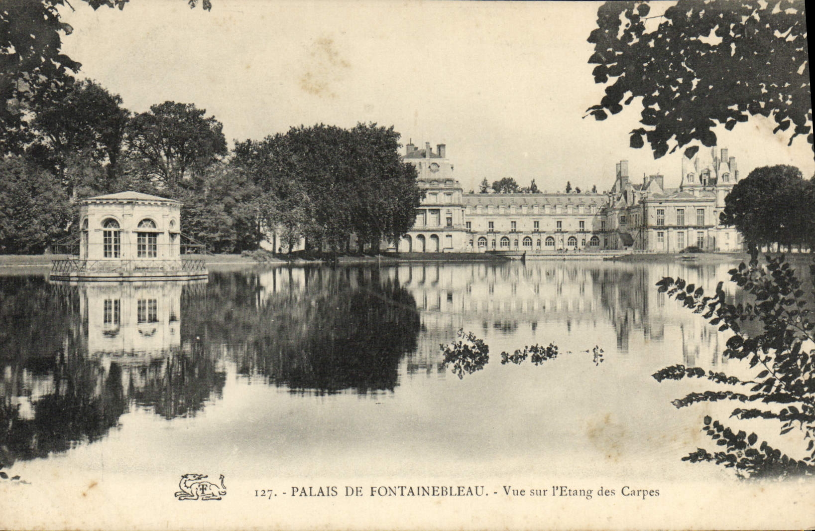 Schloss Fontainebleau — Blick über den Karpfenweiher — Verlag: 127