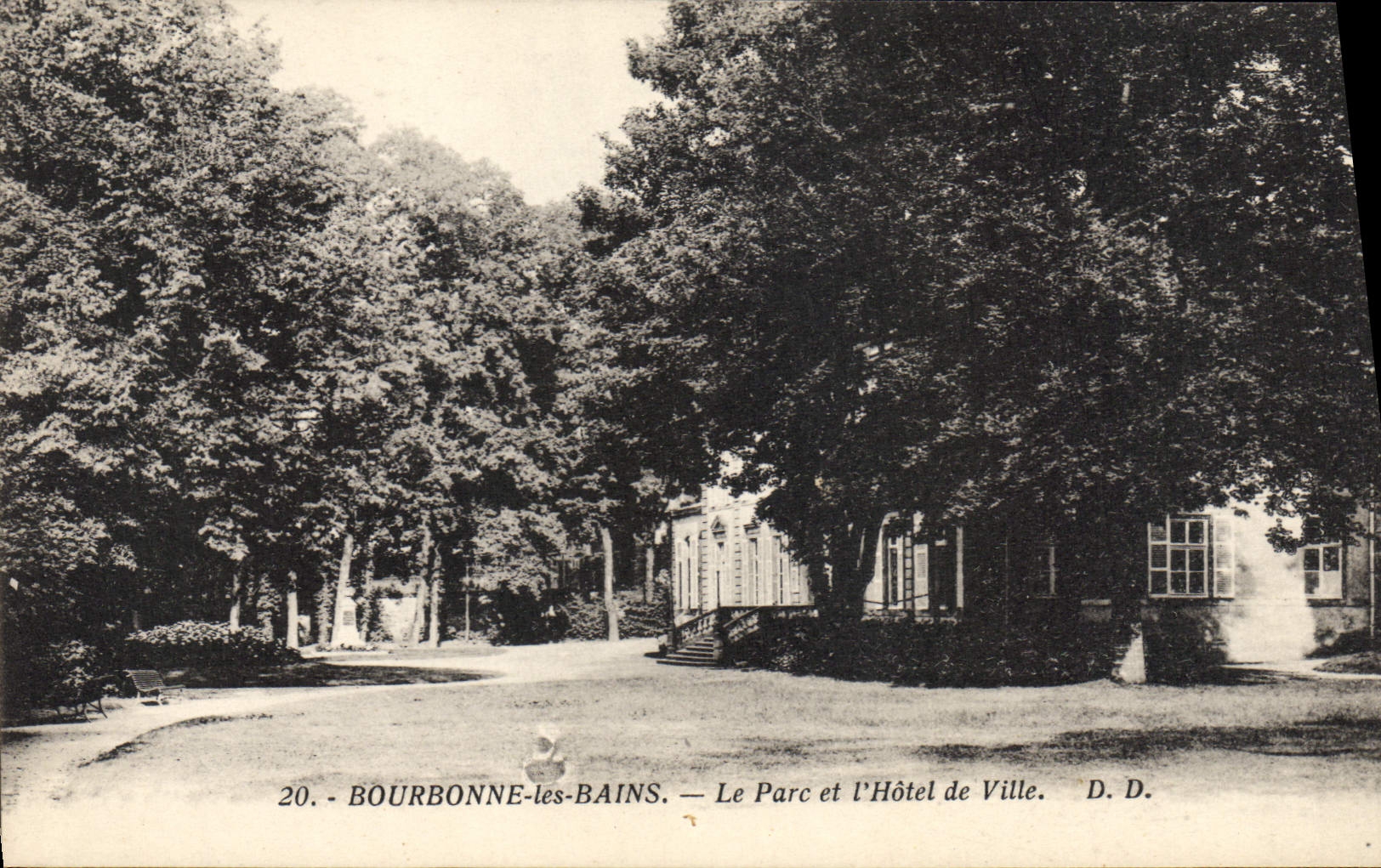 CPA Bourbonne Les Bains Le Parc Et I'Hotel De Ville