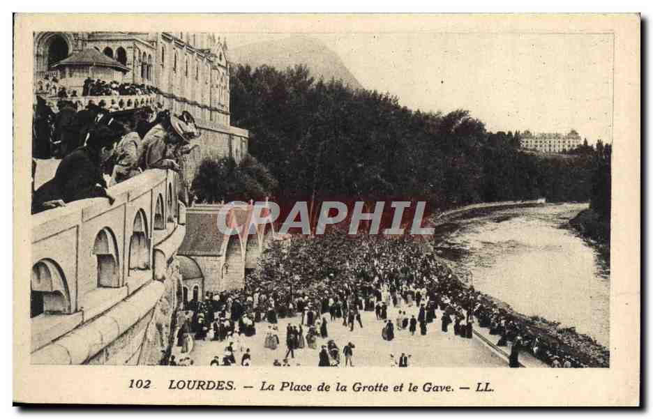 CPA Lourdes La Place de la Grotte et le Gave