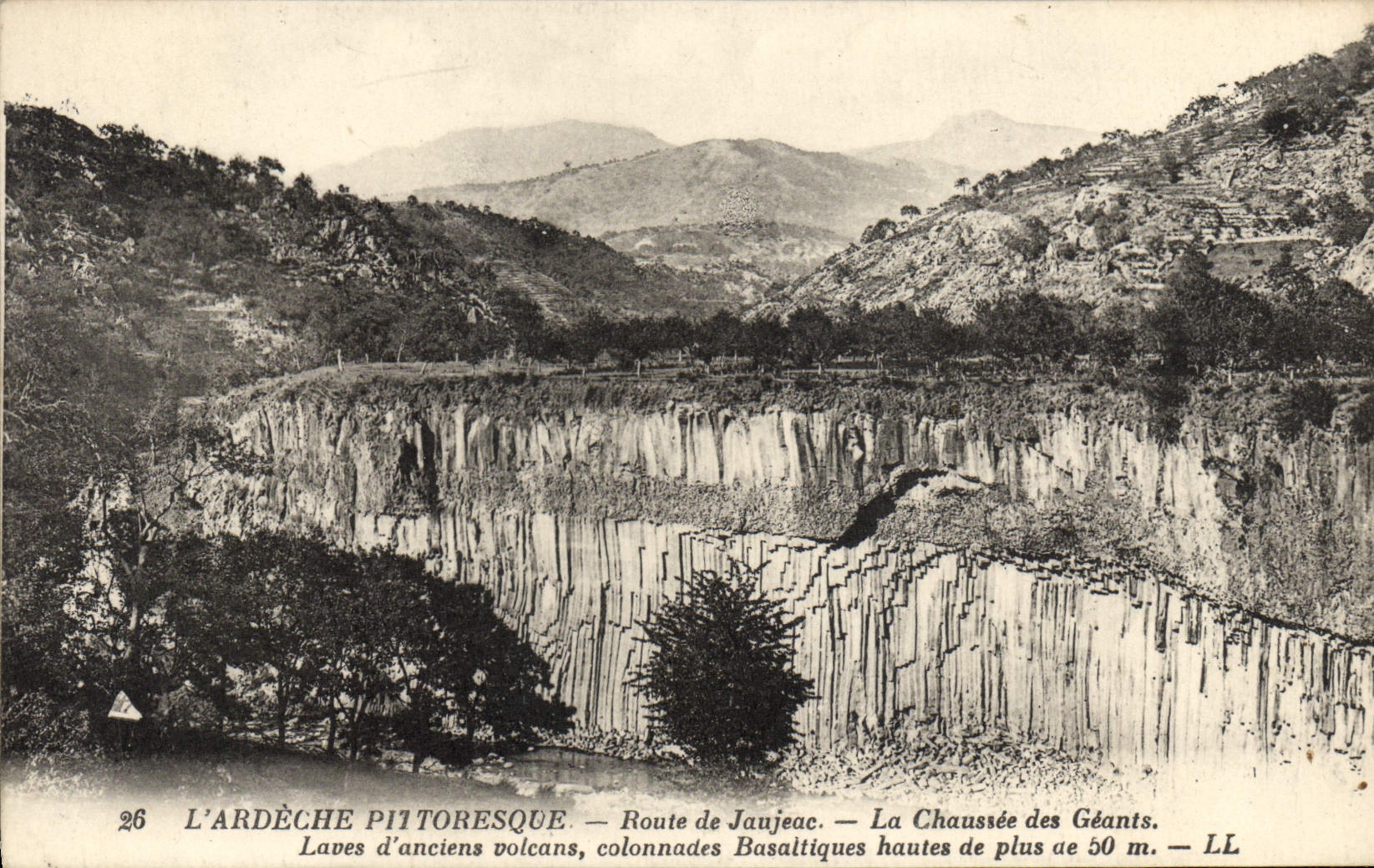 CPA L'Ardeche Pittoresque Route de Jaujeac La Chaussee des Geants Laves d'anciens volcans 