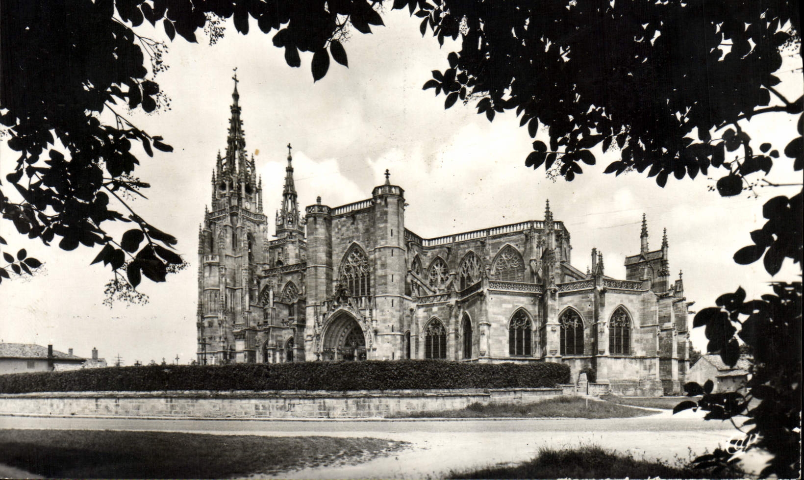 CPM L'Epine Basilique Notre Dame De I'Epine Celebre Sanctuaire Marial de pelerinage 
