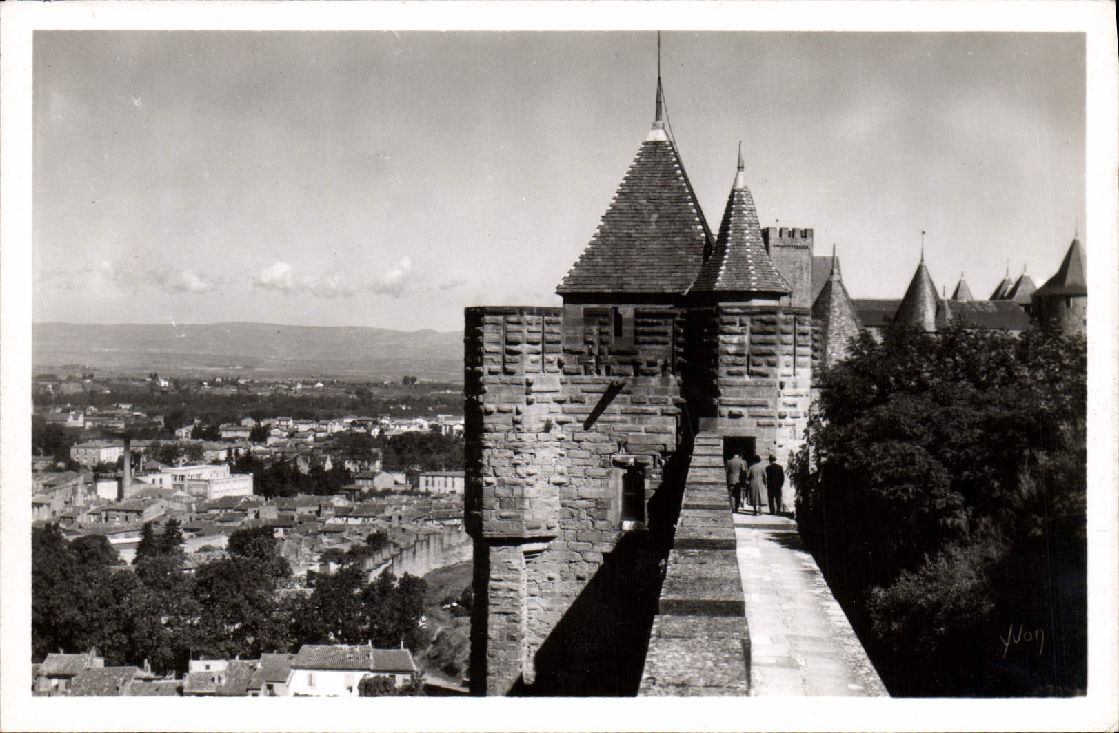 Carcassonne — Le chemin de ronde faisant le tour de la Cité — Éditions d'Art Yvon, Paris