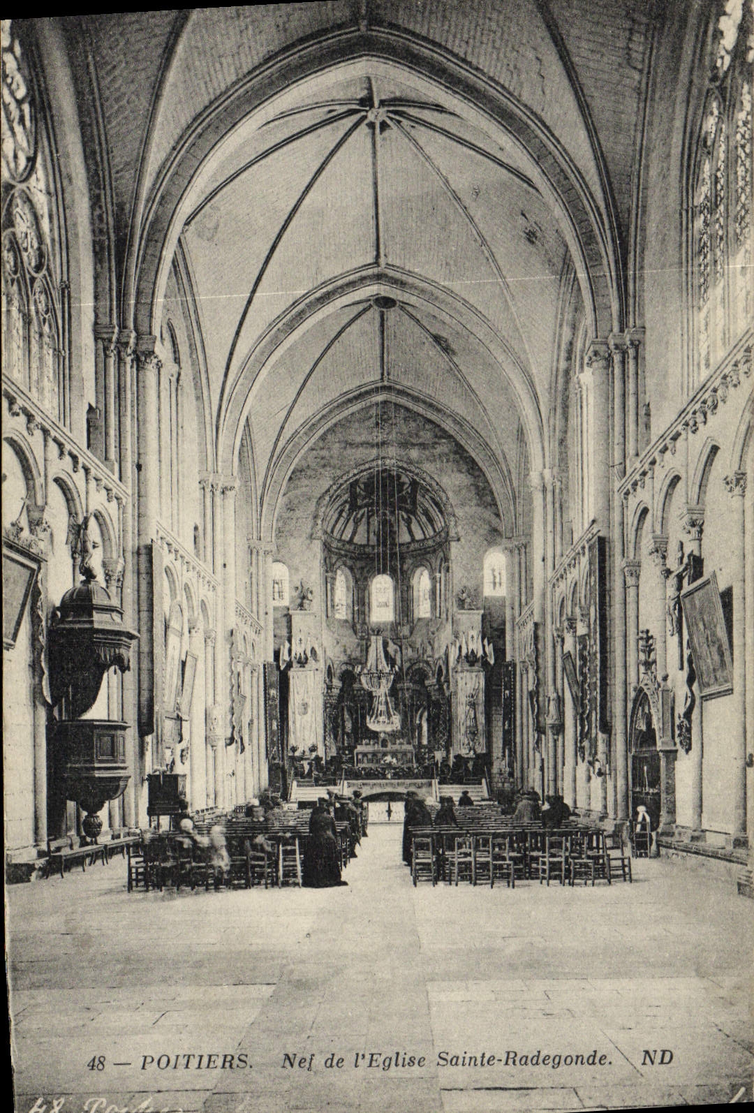 Poitiers — Intérieur de l'église Sainte-Radegonde — ND, éditeur L. Boulanger, n° 48