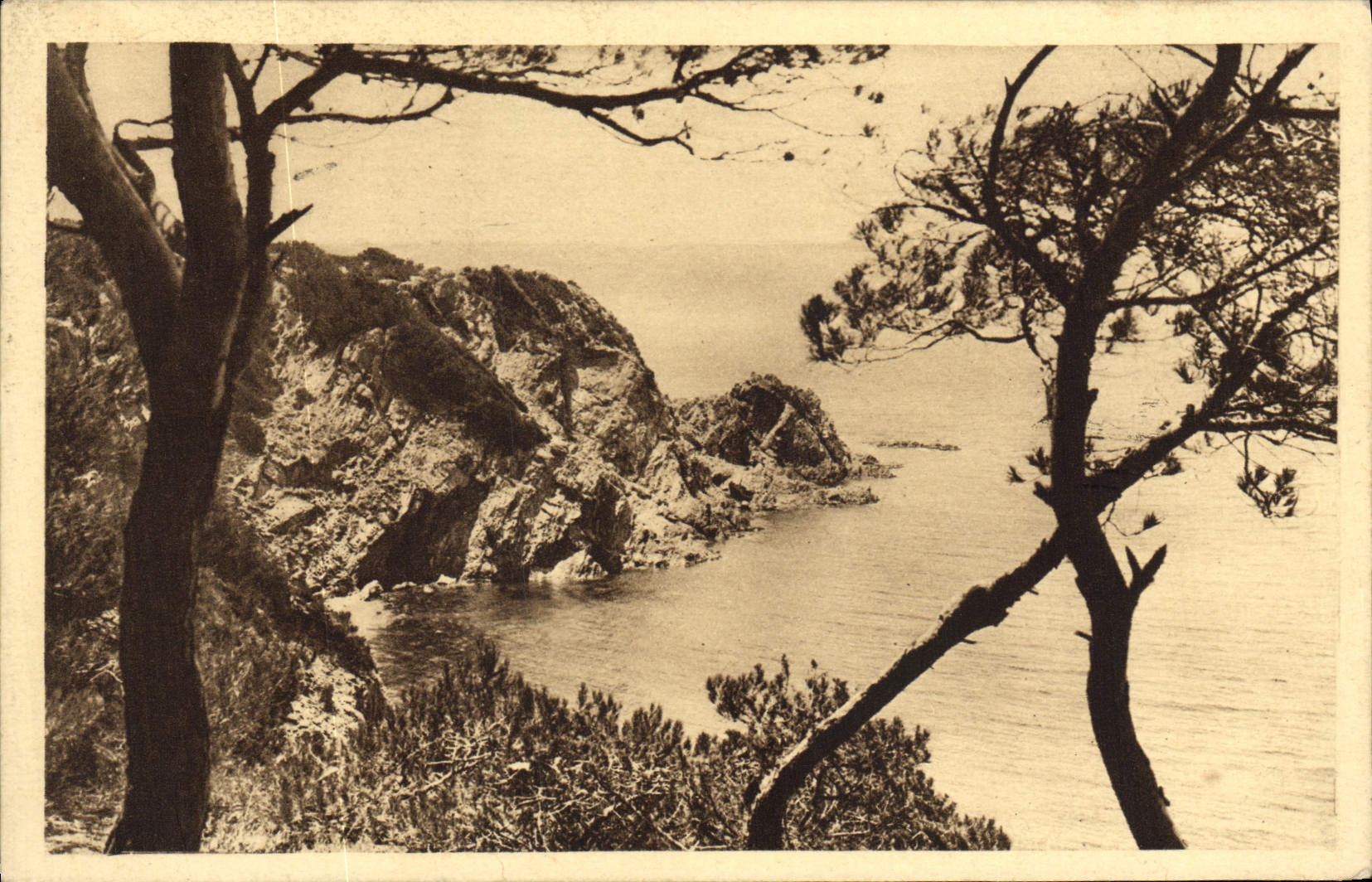 Les Rochers de Monsieur — Le Brusc-sur-Mer (Var) — éditeur : Le Brusc-sur-Mer (Var), 25e série