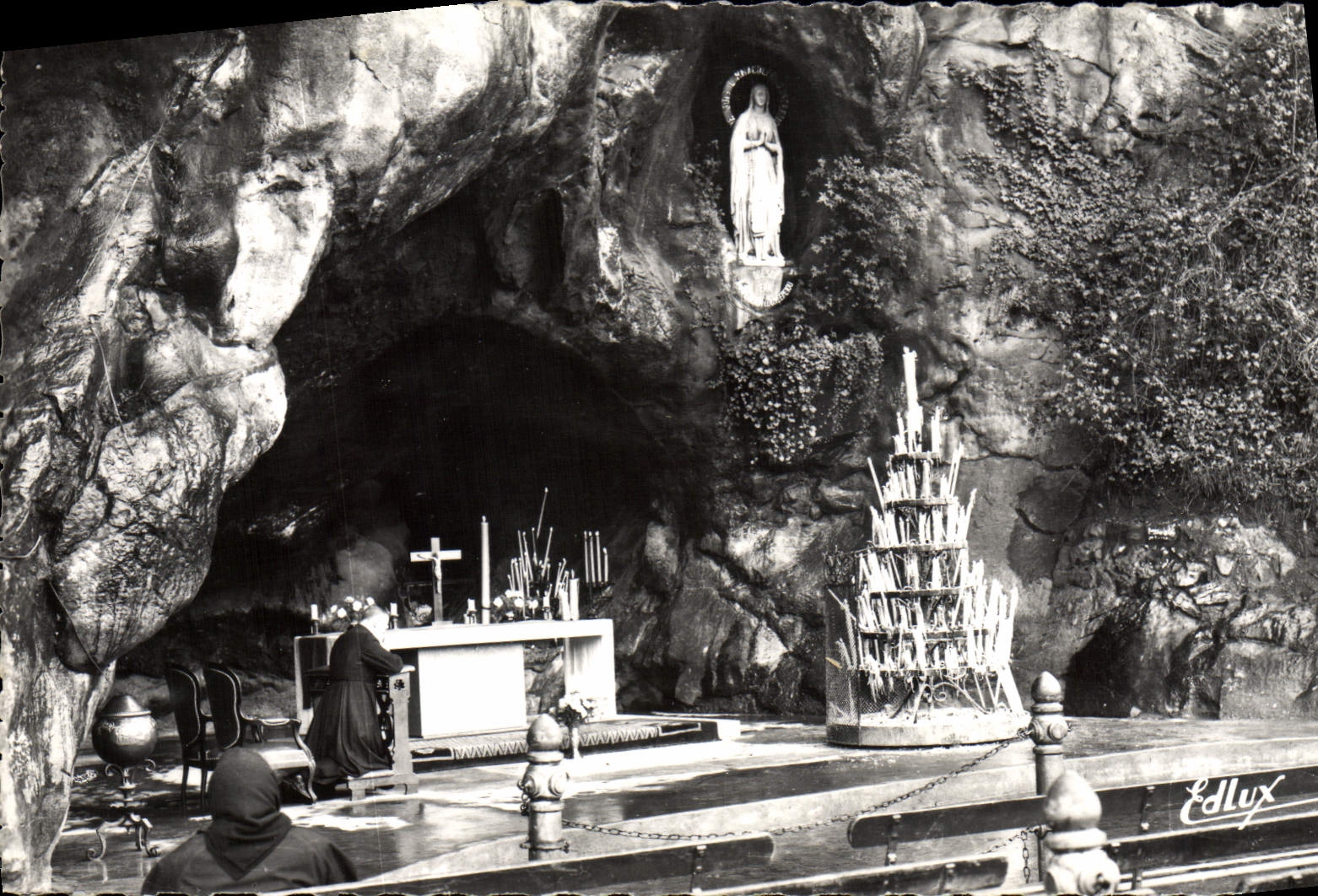 CPM Lourdes La Grotte Miraculeuse Dont Le Nouvel Autel en marbre des Pyrenees 