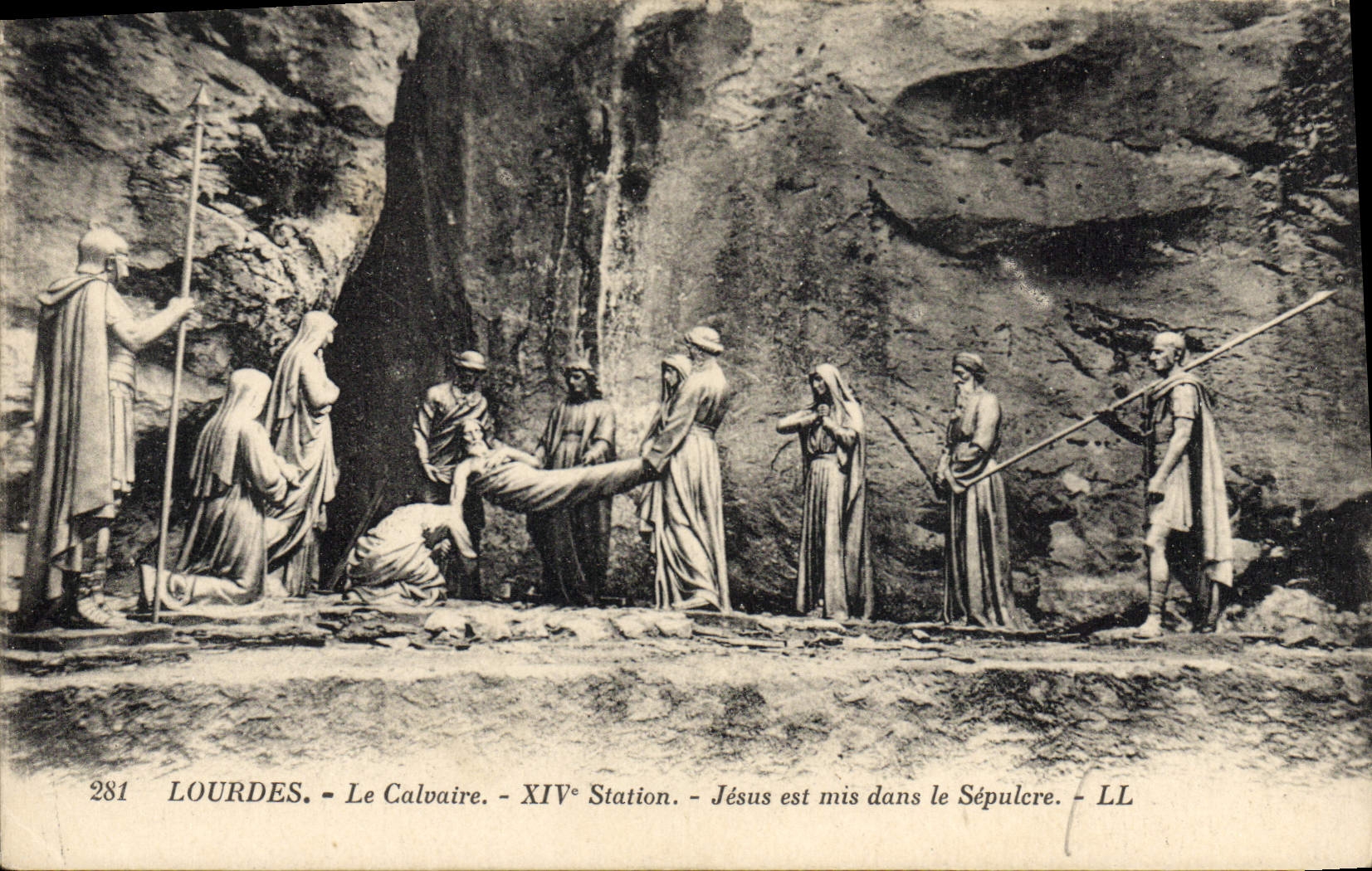 CPA Lourdes Le Calvaire 14eme station Jesus est mis dans le sepulcre