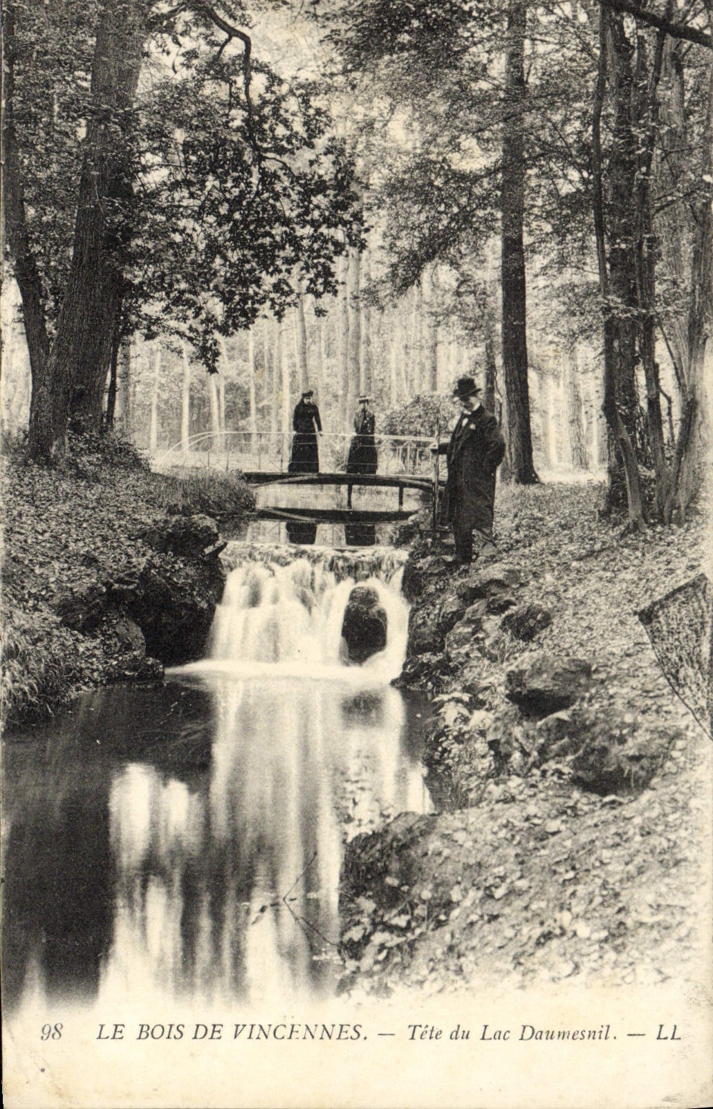 CPA Le Bois De Vincennes Tete du Lac Daumesnil