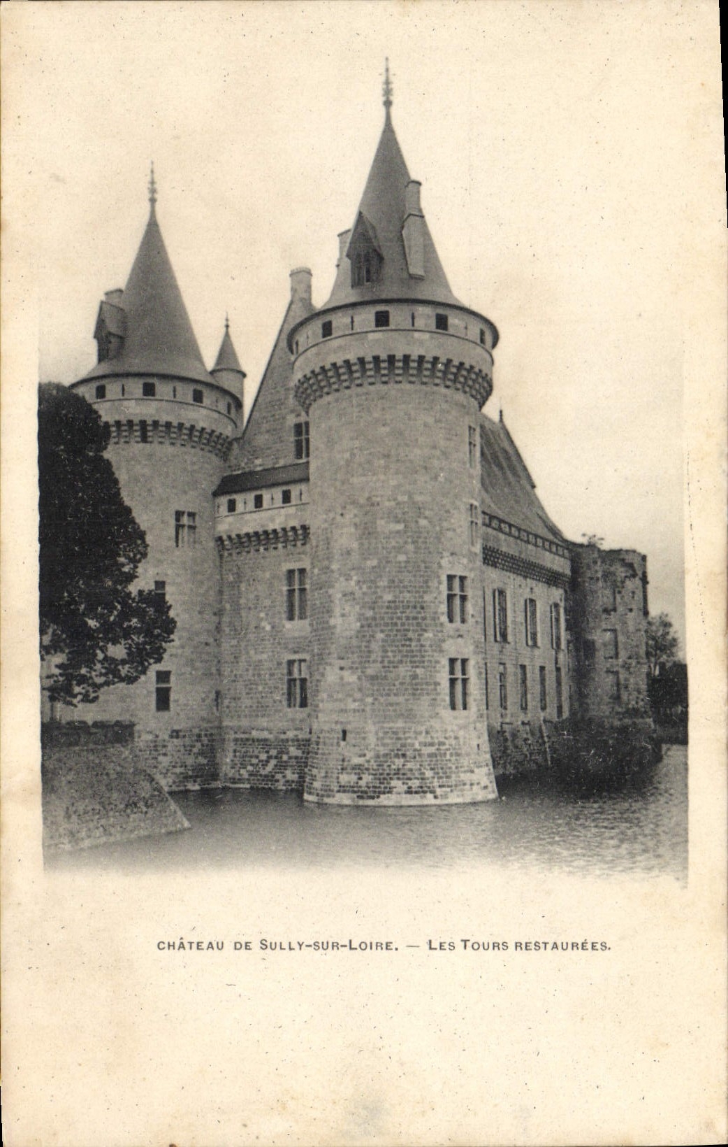 CPA Chateau De Sully Sur Loire Les tours restaurees