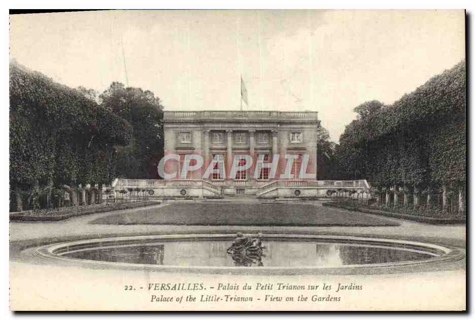 CPA Versailles Le Palais du Petit Trianon Sur Les Jardins